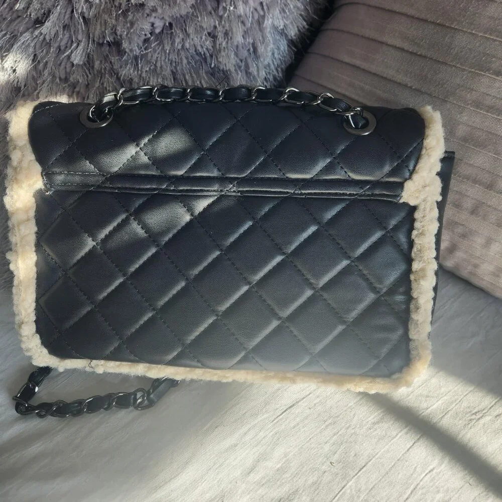 Gilda Paris Black and White quilted Fur edge Baguette with chain strap NWT - Picture 5 of 6